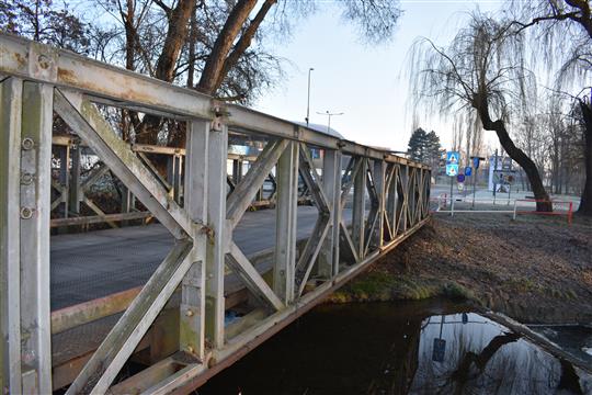 Kovový most u zimního stadionu se dočká opravy