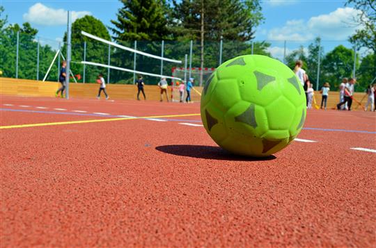 Školní hřiště se opět otevřela sportujícím dětem a mládeži