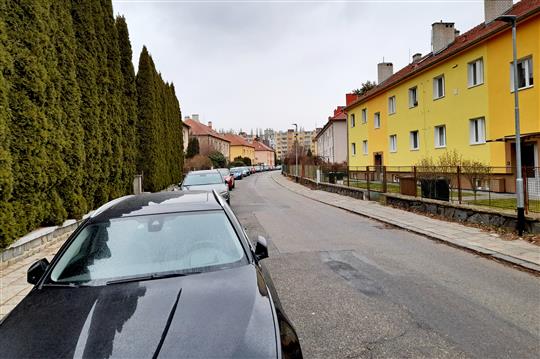 Puškinova ulice: tlak na parkování i předlážděný chodník