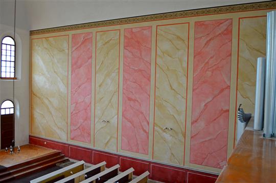 Fádní interiér mizí. Restaurování stěn v synagoze přináší své plody