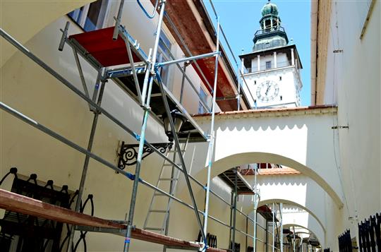 Radnická ulice získává důstojnější vzhled. Oprava fasády čeká i synagogu