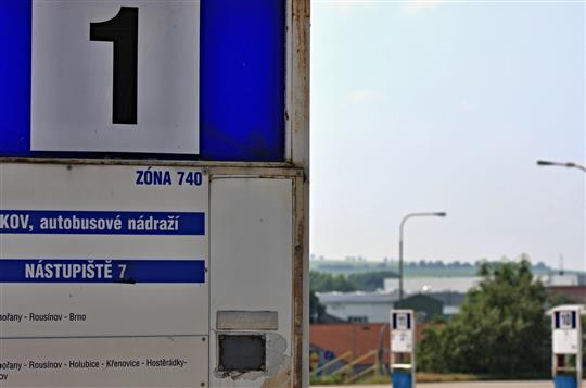 Řidič autobusu nechtěl v noci svézt opilce, ten rozbil sklo ve dveřích