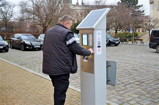 Proběhla výměna parkovacích automatů. Lístky za čelním sklem skončily