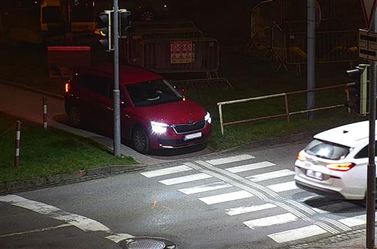 Pozorné oko operátora. Senior předvedl zmatenou jízdu po chodníku