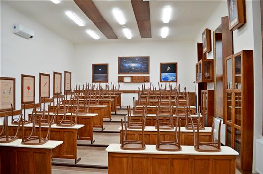 Laboratoře v novém. Gymnázium se chlubí i osvětlením eliminujícím modré světlo