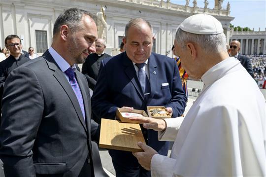 Papež Lev XIV. požehnal kříž do kaple nové budovy Charity Vyškov