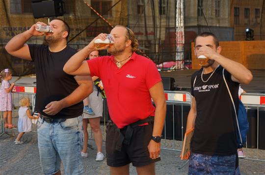 Orosené půllitry, pivní soutěže i koncerty. Na náměstí se vrací Pivní festival