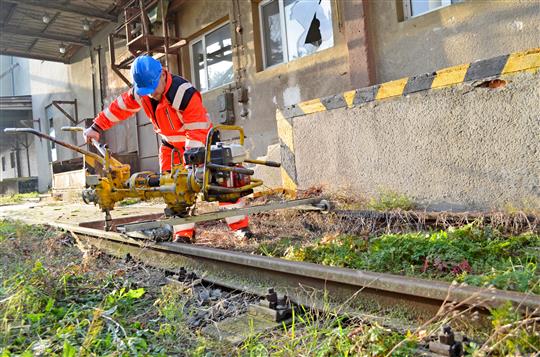 Demolice postupuje. Snesení kolejí otevírá cestu Centrálnímu lesoparku