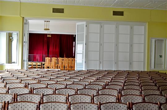 Bezpečnější a tišší. Sál Besedního domu má opravené předělové dveře