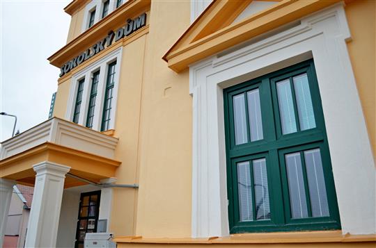 Nejprve střecha, po ní fasáda. Sokolský dům prošel kompletním omlazením