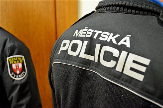 Rychlá mluva a roztěkanost. Žena si na služebně zadělala na vážný problém