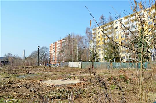 Víc míst pro největší sídliště. Město rozšiřuje parkovací kapacity