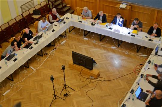 Zastupitelé schválili závěrečný účet města, peníze nezůstávají ležet