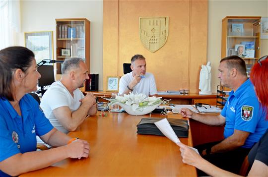 Napadení otevřelo širší debatu. Starosta poslal dopis zákonodárcům