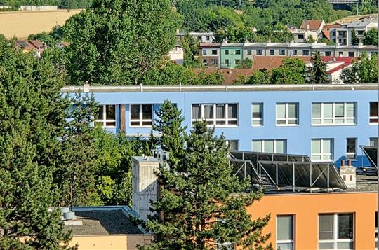 Opravy finišují. Tyršova pokročila se střechou, v popředí byly i kotelny
